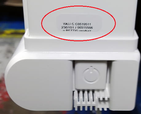 Yali tillverkade efter våren 2017 har märkning både på baksidan och på sidan vid Powerboxen.